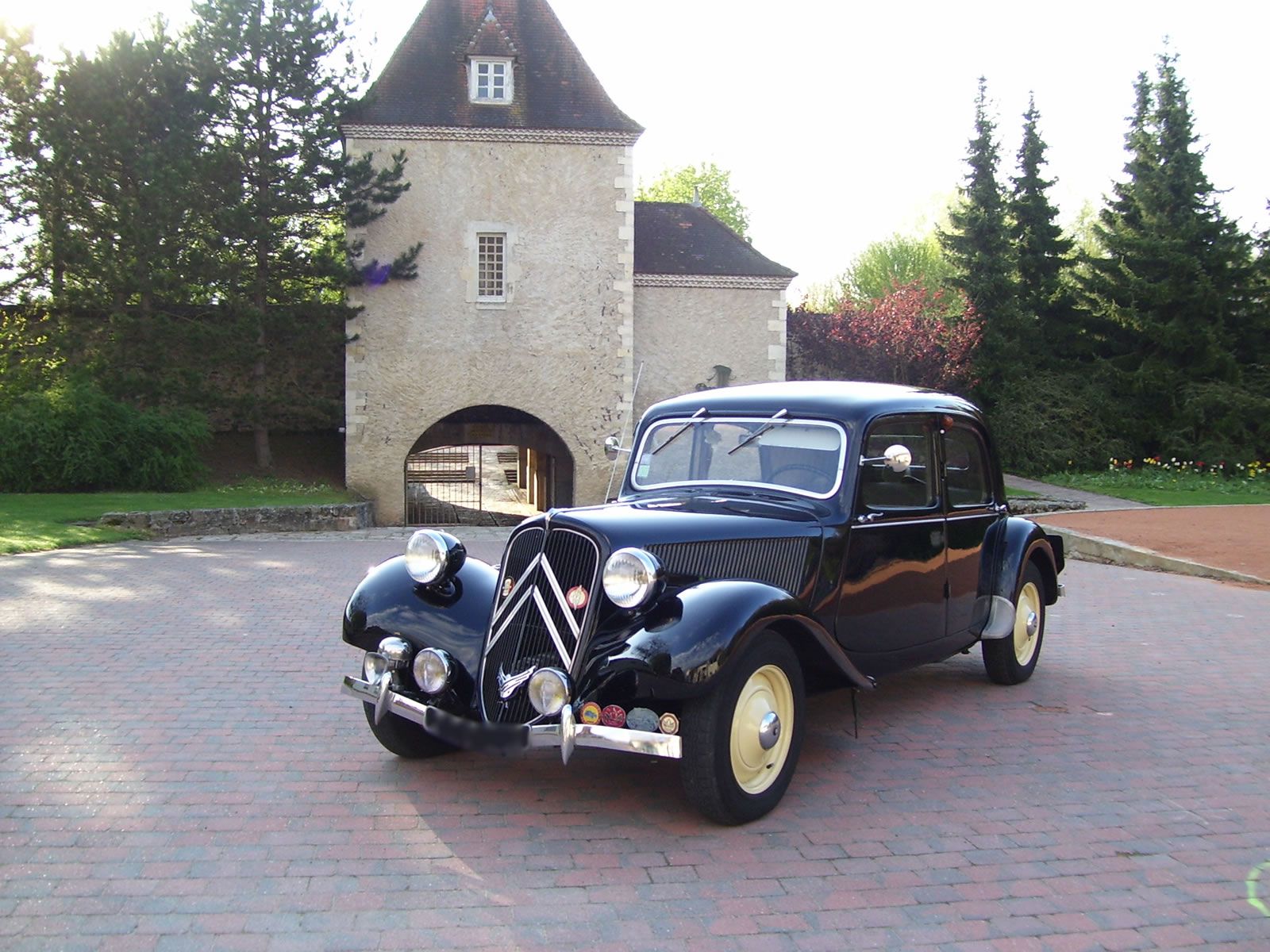 http://www.lrm-collection.fr/Photo_big_Citroen_Traction-11-legere_1950_2377_1.jpg