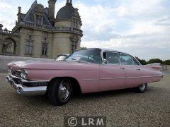 CADILLAC Sedan (Photo 1)