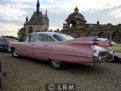 CADILLAC Sedan (Photo 2)