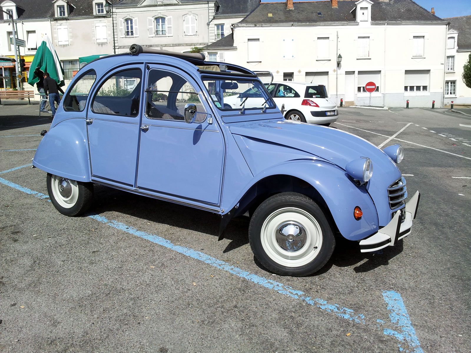 citroen 2cv bleu celeste