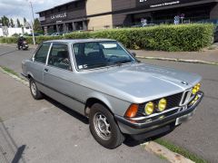 Louer une BMW 318 de 1981 (Photo 0)