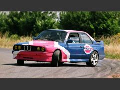 Louer une BMW M3 Compétition de de 1989 (Photo 1)