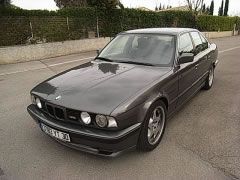 Louer une BMW M5 (350CV) de 1988 (Photo 0)