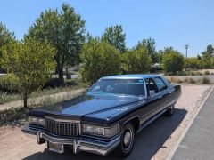 Louer une CADILLAC Fleetwood  de de 1976 (Photo 1)