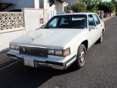 Louer une CADILLAC Fleetwood de 1985 (Photo 0)