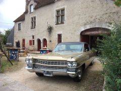 Louer une CADILLAC Sedan Fleetwood 340 CV de de 1964 (Photo 1)