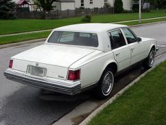 Louer une CADILLAC Séville de de 1977 (Photo 2)