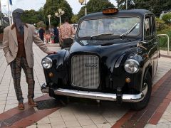Louer une CARBODIES Taxi Anglais FX4R de de 1983 (Photo 3)