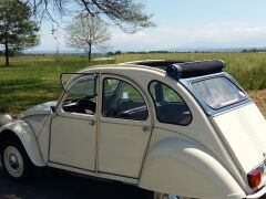 Louer une CITROËN 2CV 6  AZKA de de 1977 (Photo 2)