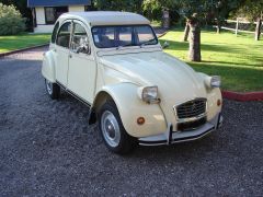 Louer une CITROËN 2CV 6 Club de de 1979 (Photo 2)