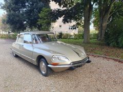 Louer une CITROËN DS 20 Pallas de de 1974 (Photo 1)