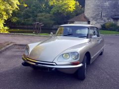 Louer une CITROEN DS 21 Injection de de 1970 (Photo 1)