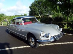 Louer une CITROËN DS 21 Pallas de de 1966 (Photo 1)