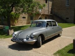 Louer une CITROËN DS 21 de de 1967 (Photo 1)