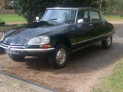 Louer une CITROËN DS 23 IE Pallas de de 1975 (Photo 2)