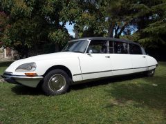 Louer une CITROËN DS Limousine de 1966 (Photo 0)