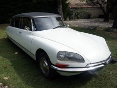 Louer une CITROËN DS Limousine de de 1966 (Photo 2)