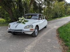 Louer une CITROËN DS Super de 1972 (Photo 1)