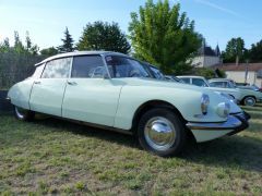 Louer une CITROËN DS de de 1965 (Photo 1)