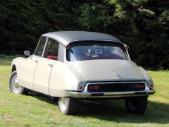 Louer une CITROËN DS de de 1967 (Photo 2)