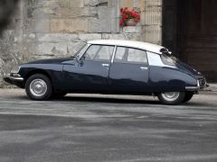 Louer une CITROËN DS de de 1972 (Photo 1)