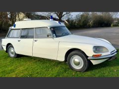 Louer une CITROEN DS de de 1973 (Photo 1)