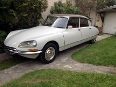 Louer une CITROËN DS de de 1973 (Photo 1)