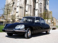 Louer une CITROËN DS de de 1974 (Photo 1)