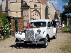 Louer une CITROËN Traction 11  de de 1952 (Photo 2)