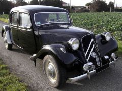 Louer une CITROËN Traction 11 B de 1952 (Photo 1)