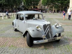 Louer une CITROËN Traction 11 B de de 1953 (Photo 2)