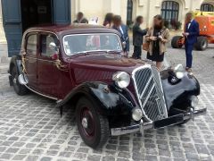 Louer une CITROËN Traction 11 B de de 1953 (Photo 2)