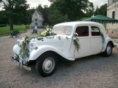 Louer une CITROËN Traction 11 B de de 1953 (Photo 2)