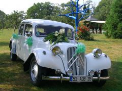 Louer une CITROËN Traction 11 B de de 1953 (Photo 3)