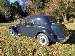 Louer une CITROËN Traction 11 B de de 1953 (Photo 3)