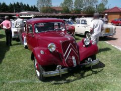 Louer une CITROËN Traction 11 B de de 1953 (Photo 2)