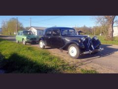 Louer une CITROEN Traction 11 B de de 1953 (Photo 2)