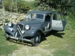 Louer une CITROËN Traction 11 B de de 1954 (Photo 2)