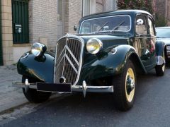 Louer une CITROËN Traction 11 B de de 1956 (Photo 3)