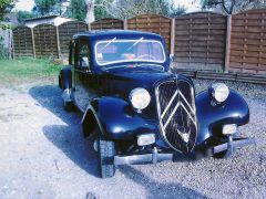 Louer une CITROËN Traction 11 BL de de 1949 (Photo 2)