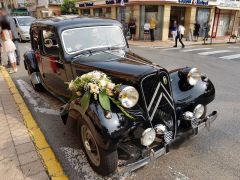 Louer une CITROËN Traction 11 BL de 1953 (Photo 1)