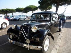 Louer une CITROËN Traction 11 C de de 1955 (Photo 2)