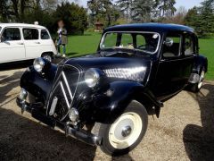 Louer une CITROËN Traction 11 C de de 1956 (Photo 2)