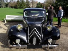 Louer une CITROËN Traction 11 C de de 1956 (Photo 3)