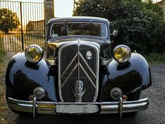 Louer une CITROËN Traction 15/6  de de 1951 (Photo 3)