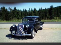 Louer une CITROËN Traction 15/6 de 1949 (Photo 2)