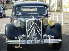 Louer une CITROËN Traction 15/6 de de 1951 (Photo 2)