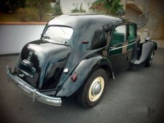 Louer une CITROËN Traction 15/6 de de 1953 (Photo 2)