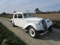 Louer une CITROËN Traction Avant 11 B de de 1956 (Photo 2)