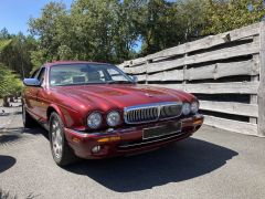 Louer une DAIMLER Super V8 de de 2000 (Photo 1)